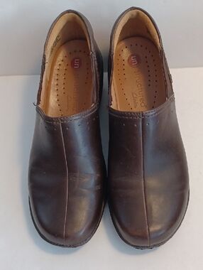 Clarks Women's Brown Leather Loafers sz 9.5M. Good Soles. Slight Scuffs On Back